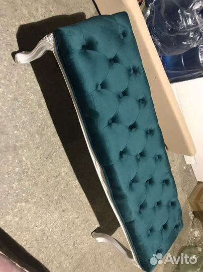 Оттоманка синяя с белыми ножками Kina narrow