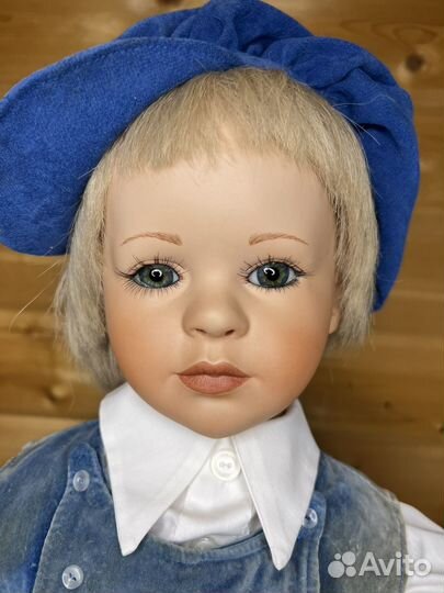 Фарфоровая кукла