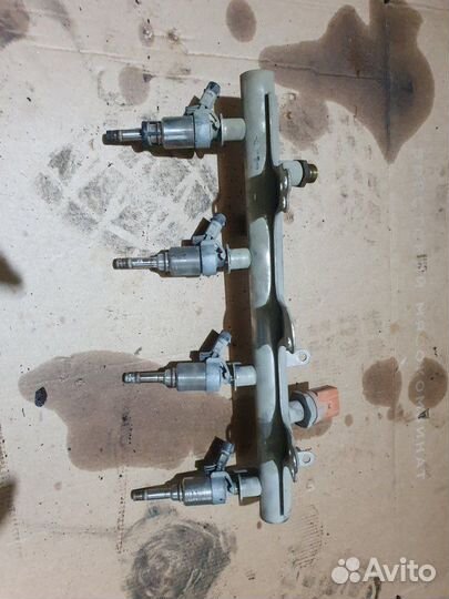 Топливная рампа с форсунками Volkswagen Passat Cc