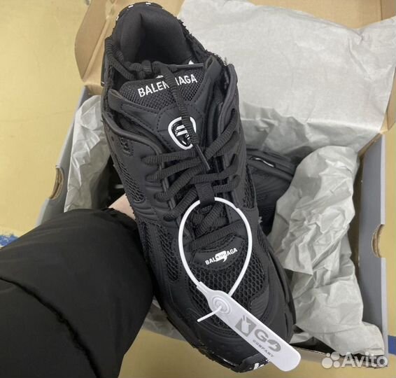 Кроссовки balenciaga runner 2 на руках