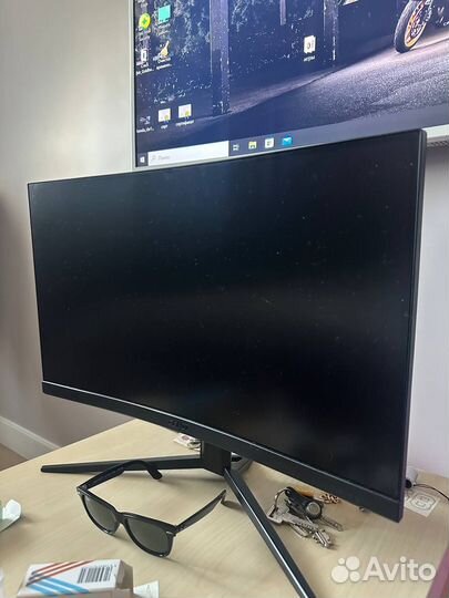 Игровой компьютер с монитором и клавиатурой