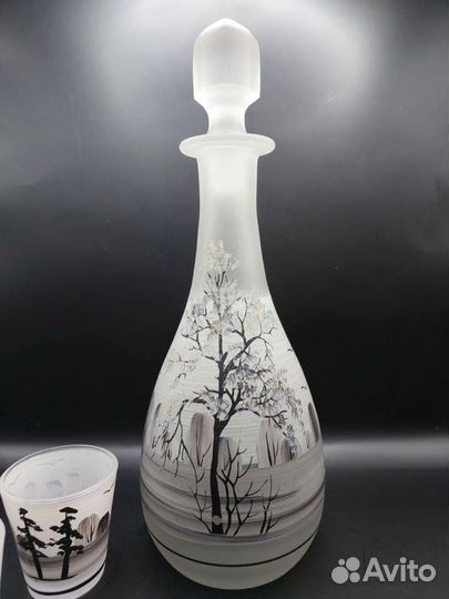 Старинные графины с рюмками