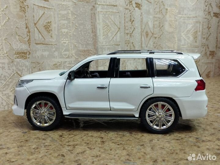 Lexus LX 570 с дымом металлическая модель 1:24