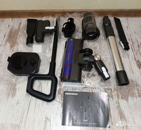 Моющий пылесос Redmond RV-UR390