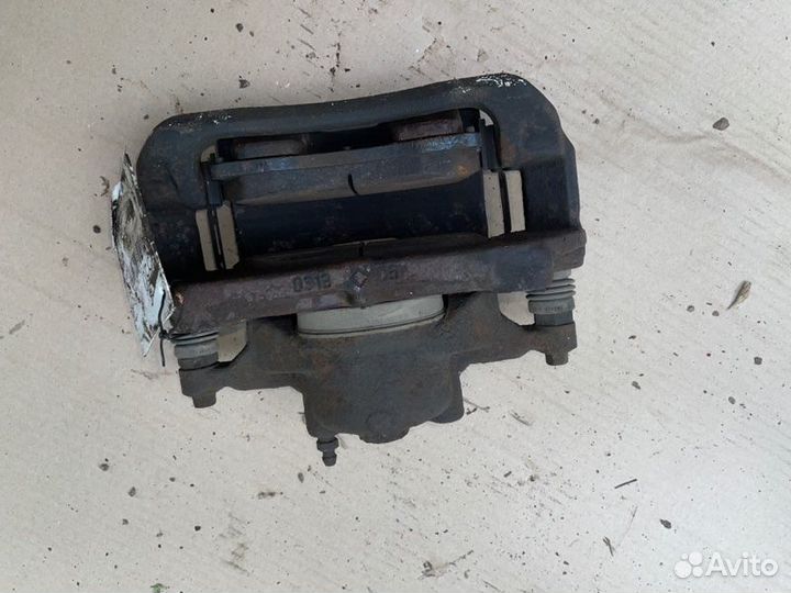 Суппорт передний правый Opel Astra J A16XER 2011