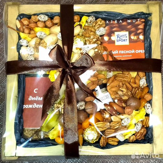 Бокс с цветами, сухофруктами и шоколадом