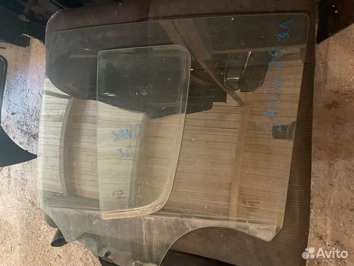 Форточка задней левой двери Renault Sandero 1