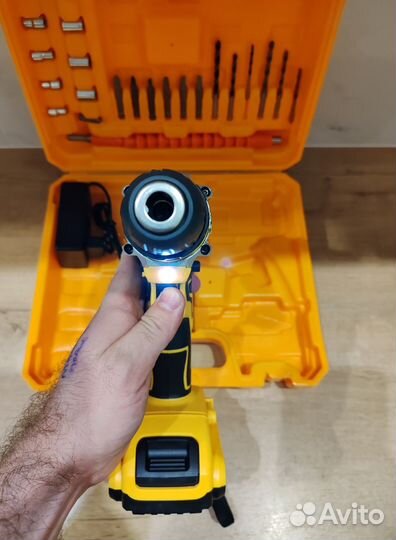 Шуруповерт dewalt ударный 21 v с битами