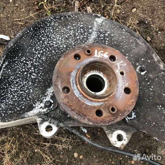 Кулак передний правый Mercedes-Benz M-Класс W166