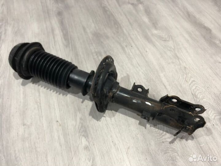 Амортизатор передний правый Hyundai Solaris седан