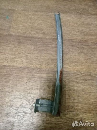 Направляющая стекла двери передняя левая Honda