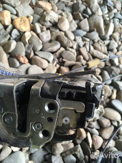 Toyota corolla 150 замок задней двери