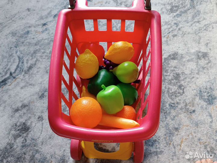 Корзина с фруктами на колесах