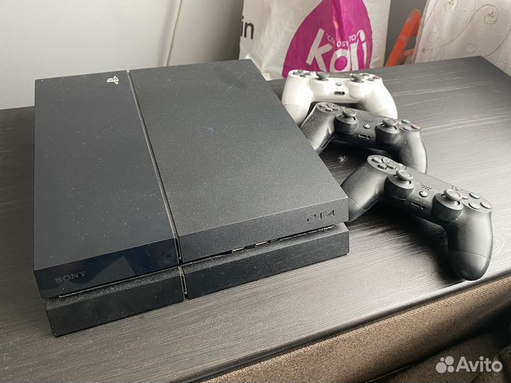 Sony PS4 3 джойстика, без игр