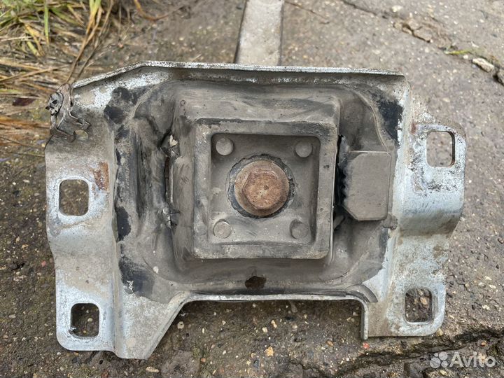 Опора МКПП Ford Focus 2 с кронштейном