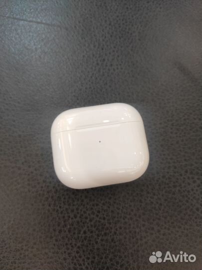 Б/у кейс от AirPods 3 комплекта наушников