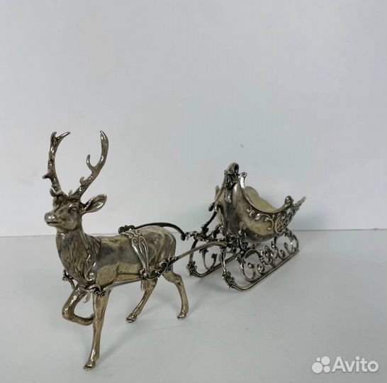 Серебряная декоративная скульптура “Рождественский олень с санями”
