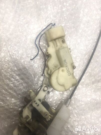 Замок двери задний левый Toyota Funcargo NCP20