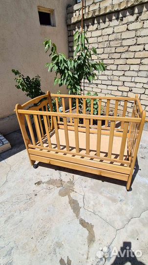 Детская кроватка с маятником