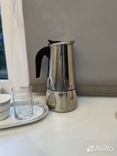 Гейзерная кофеварка и чашки