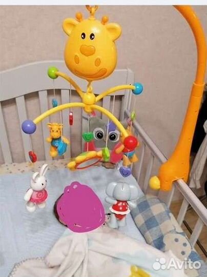 Мобиль на кроватку жирафики
