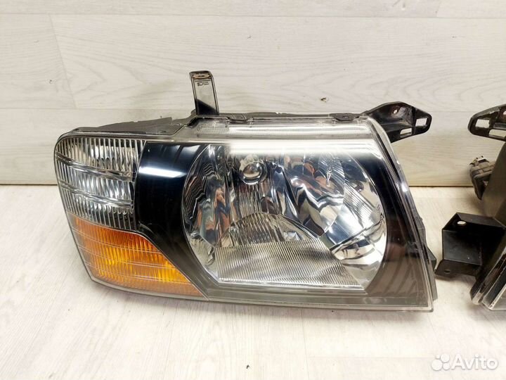 Фары Mitsubishi Pajero 1999-2006 Комплект