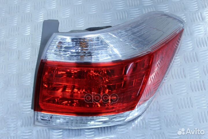 Фонарь задний toyota highlander 10-13 RH