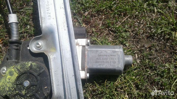 Стеклоподьемник Мицубиси Кольт передний правый