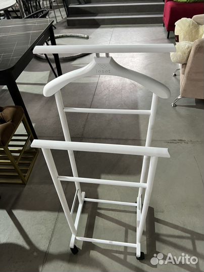 Деревянная вешалка для одежды на колесиках Чикаго