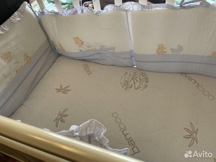 Детская кроватка с маятником