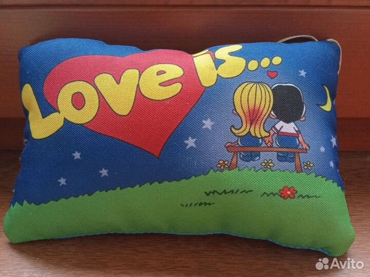 Маленькая подушечка love is
