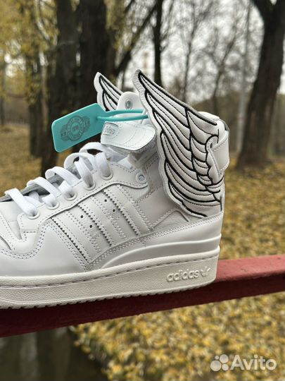 Jeremy Scott x Adidas Wings 4.0 White на руках