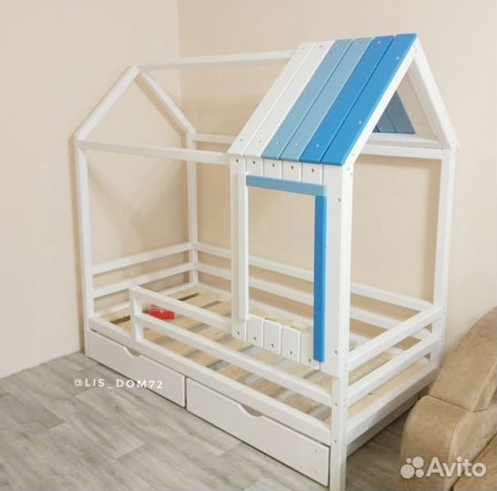 Детская кровать домик с окошком