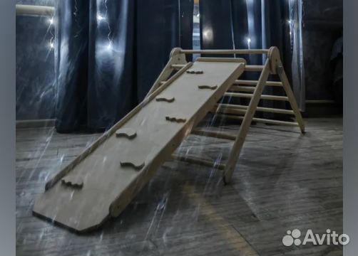 Деревянный треугольник с горкой для малышей