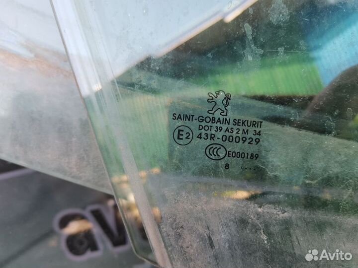 Стекло двери передней правой Peugeot 308