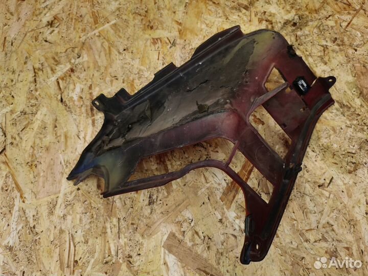 Правая боковина у ног водителя Honda Gold Wing 150