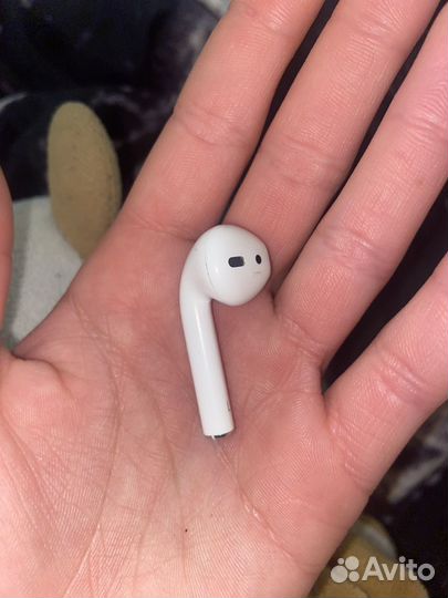 Левый наушник air pods