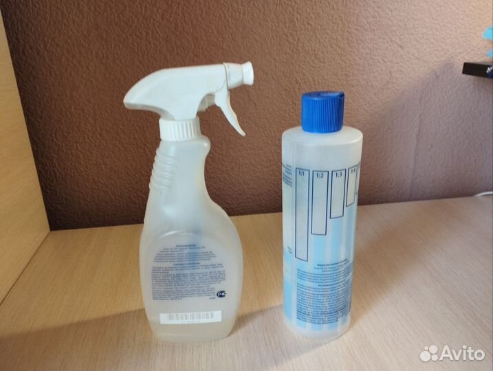 Дозатор и два кувшина