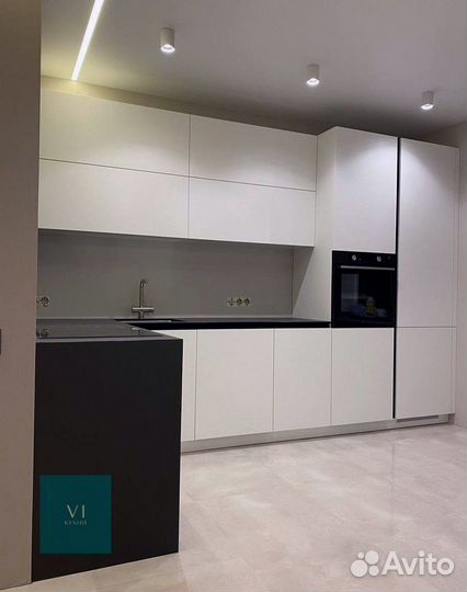 Кухня встроенная светлая