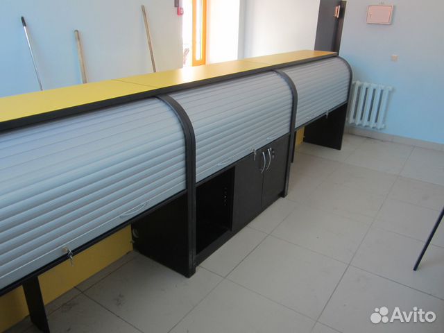 Стол с рольставнями