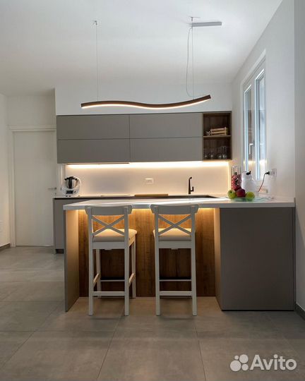 Кухня бежевая с пеналом