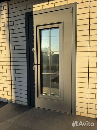 Входная дверь с терморазрывом и стеклом