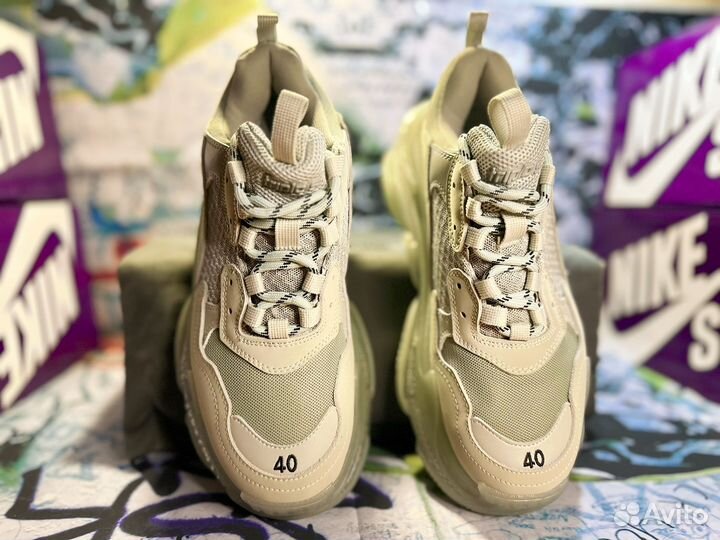 Balenciaga Triple S (на руках)