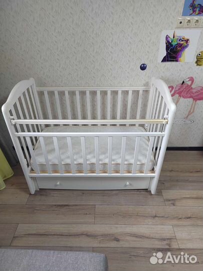 Детская кроватка с маятником и ящиком