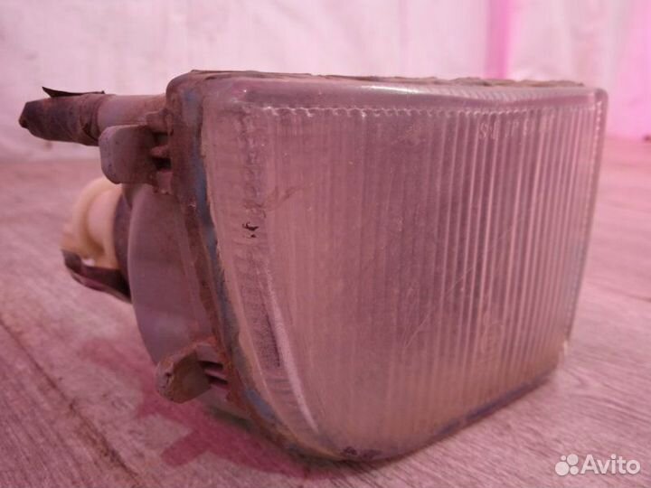 Поворотник передний правый Volkswagen Passat B4