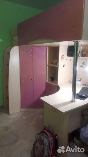 Детская кровать со столом и шкафом