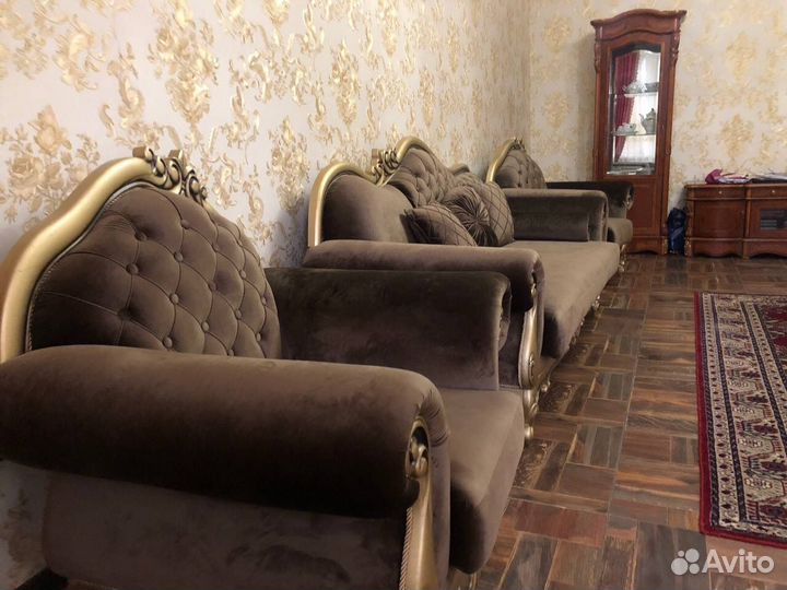 Классический новый холл с декором из дерева (бук)