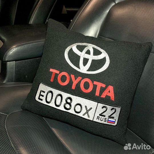 Вышитая подушка для авто с гос номером