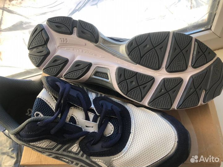 Кроссовки Asics 46 размер в коробке