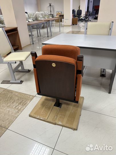 Офисное кресло